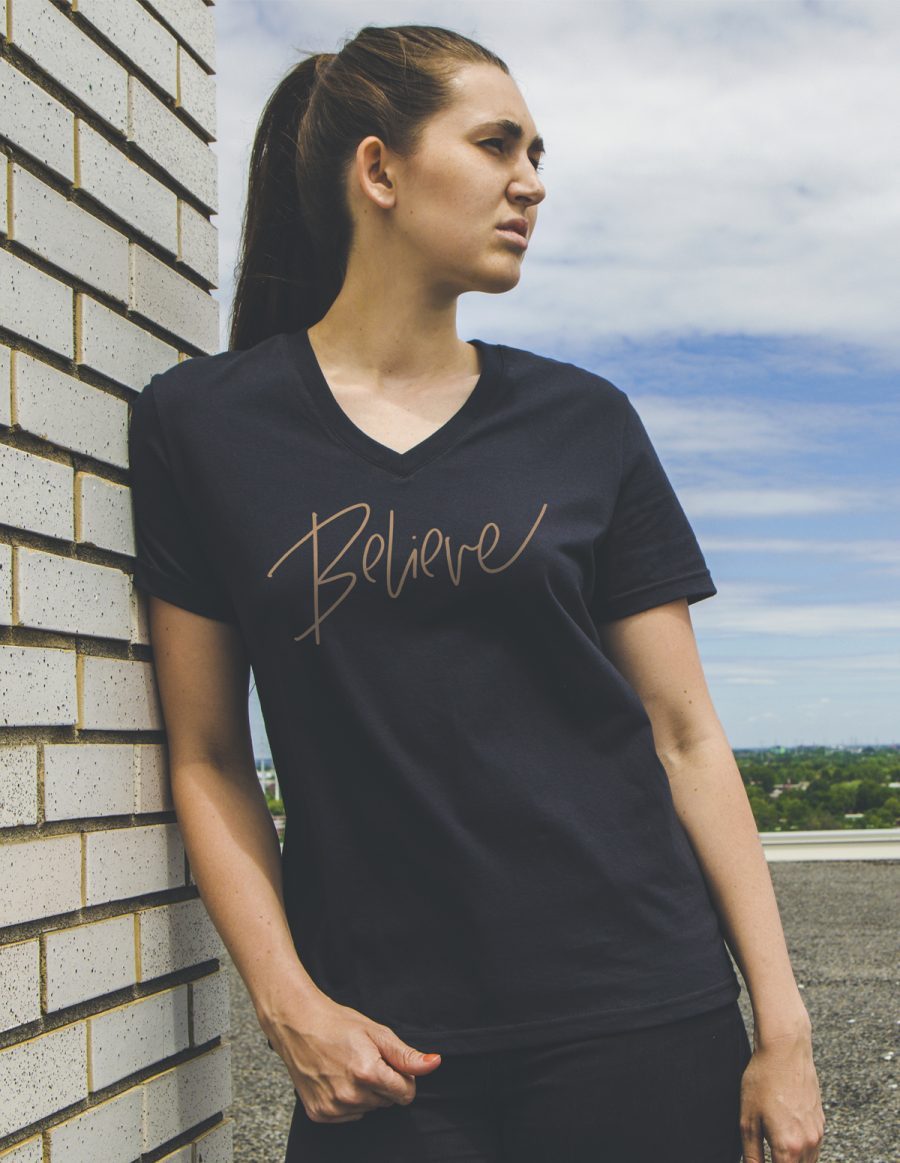 T-shirt col V - Believe - noir